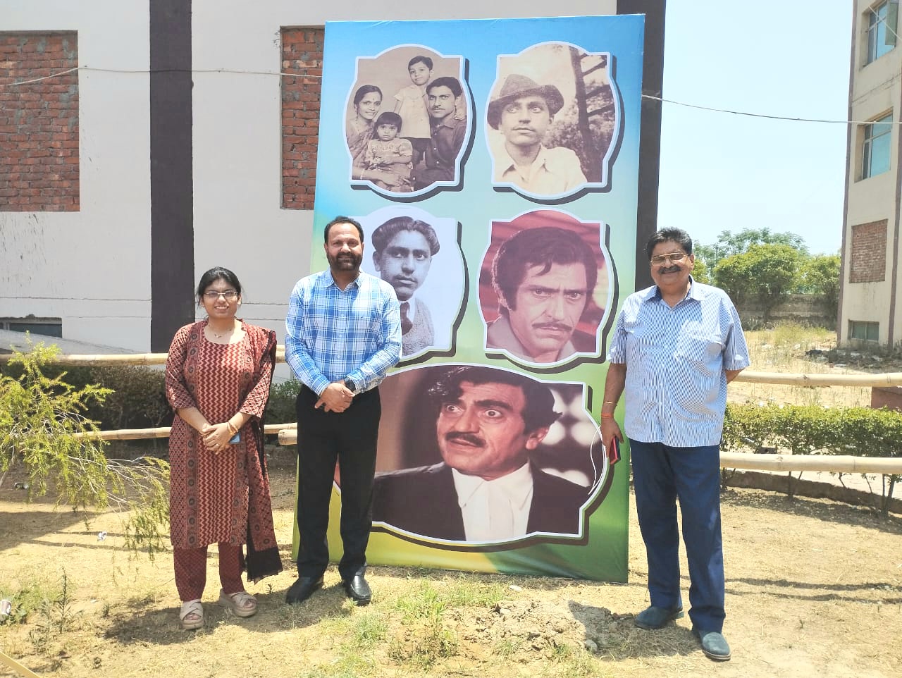 मतदान कर्मी ईवीएम मशीन और चुनाव सामग्री के साथ मतदान केंद्रों के लिए रवाना हो गए